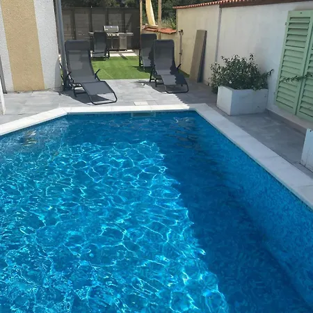 Private Pool 2 *